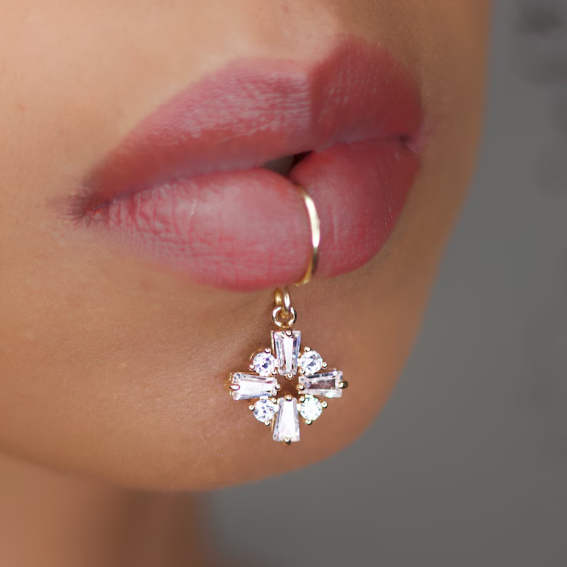 Body Jewelry Quality - ต่างหูทรงดอกไม้สีทองหรูหรา ประดับด้วยเพชรคิวบิกเซอร์โคเนียหลากสีสัน คุณภาพสูง สำหรับงานเลี้ยงแฟชั่น